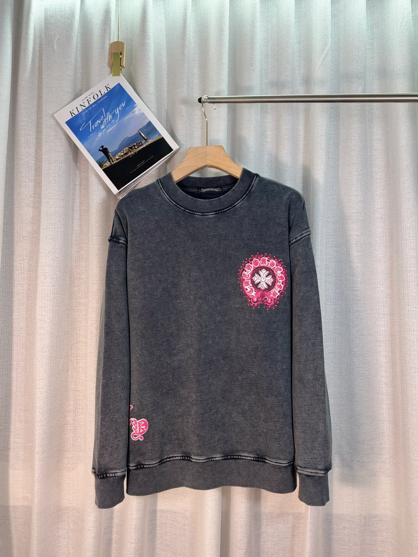 P260 top version, real shot without P, ​​different from market currency) 𝗖𝗵𝗿𝗼𝗺𝗲 𝗛𝗲𝗮𝗿𝘁𝘀/Croxin 2025 3D three-dimensional autumn and winter new original single counter American laser burnt 3D offset printing couple casual sweatshirt 👑The highest version! Customized fabric 430g tripe terry fabric! American acid washed distressed original denim with burnt flowers ✟appliqué embroidery and exquisite embroidery of letters! The best-selling model in the counter, very comfortable to wear. Accessories: original molded and authenticated collar label➕100% silk wash label. Genuine purchase-grade original hangtag➕matching hanging rope➕3D hanging beads➕original packaging bag. Craftsmanship: The original version has consistent wiring! The highest version of the armhole matching technique! Color: Gray Black Size: S M L XL Style No.: 9312
